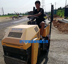 座駕振動(dòng)壓路機(jī)，路面壓實(shí)施工現(xiàn)場(chǎng)